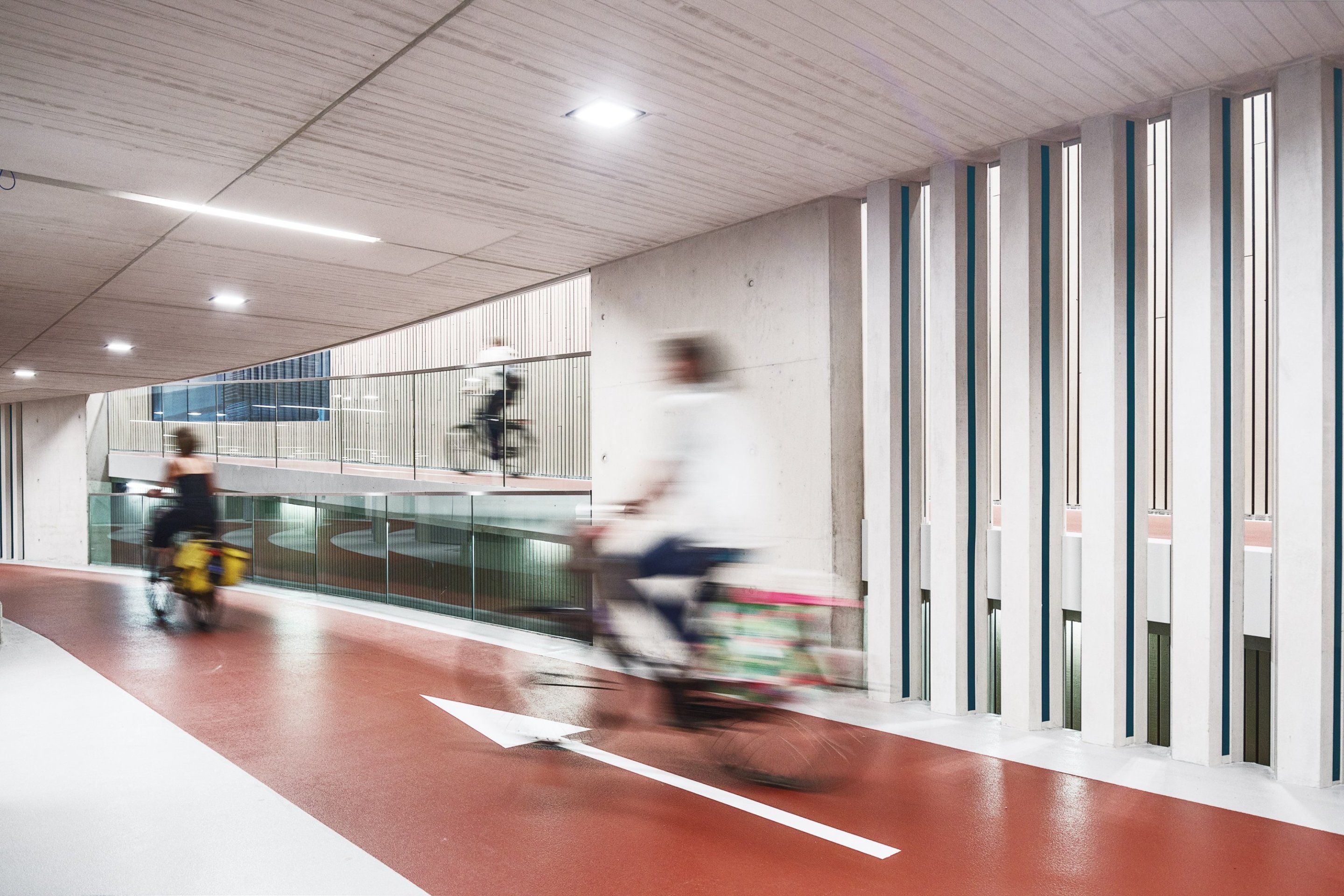 Fietsers in Stationsplein Oost