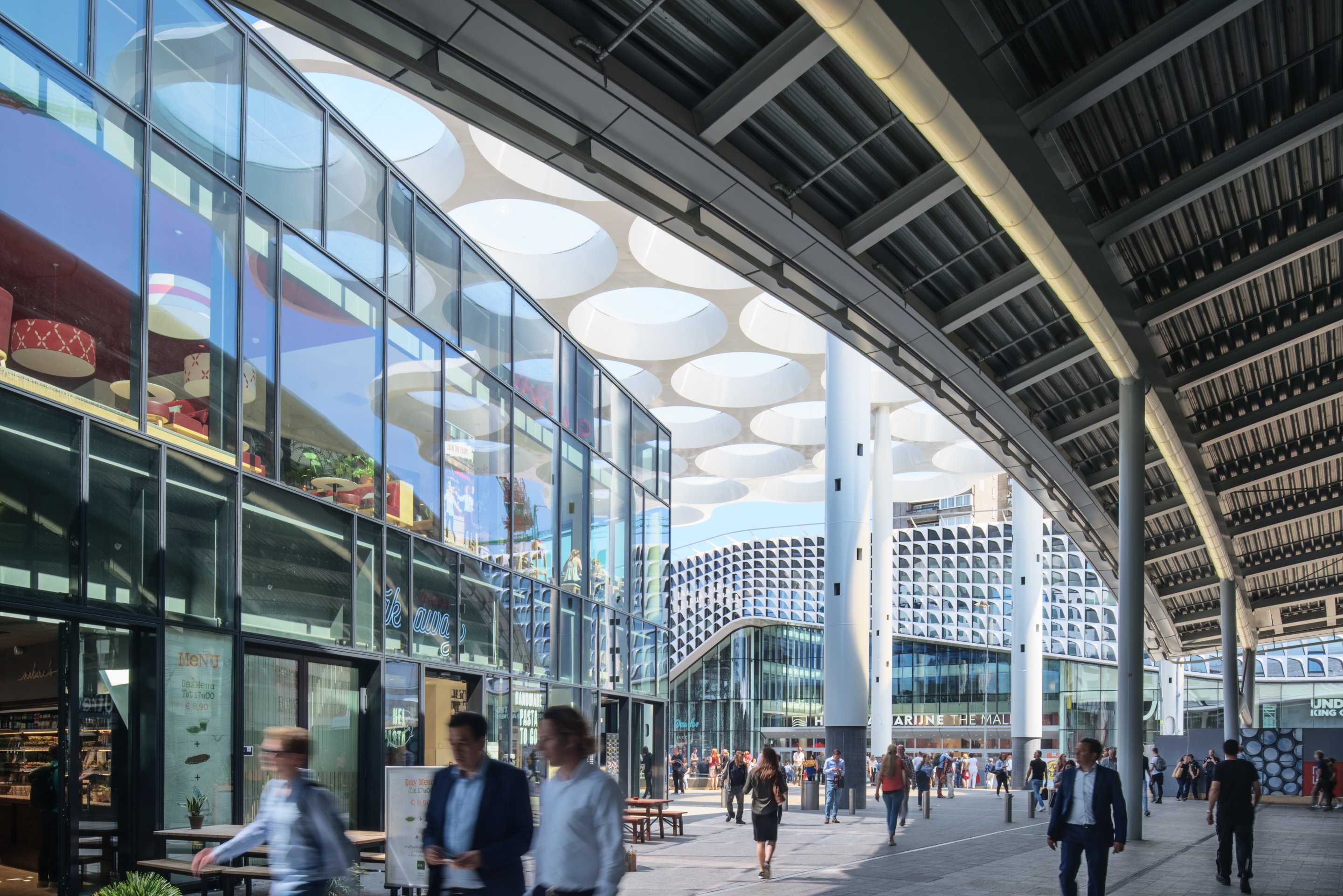 Interieur van fietsenstalling Stationsplein Oost